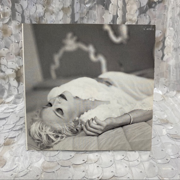 Madonna - Bedtime Stories - Picture 7 of 11